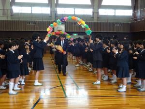 転任・退職者の先生方の退場の様子