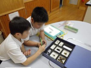 6月22日：理科では、標本を見ながら、頭・胸・腹があるか、足が6本あるかを調べて、昆虫かどうかを確かめる学習をしました。とても意欲的に取り組めていました。