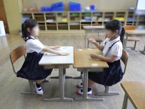 6月23日：算数では、錦清流小学校の一年生と二人で足し算ゲームをしました。いい勝負でした。