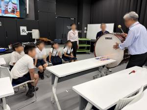 6月25日：3年生が新しくできた科学センターでの理科学習に参加しました。充実した装置での実験を見たり、最新の顕微鏡で観察したりして、目を輝かせながら理科の学習に取り組めたようです。
