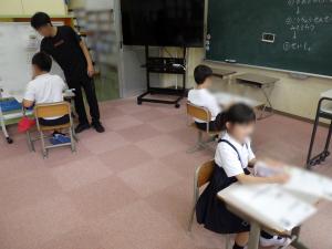 6月30日：意見をもらいながら考えた、自分のよいところ・将来の夢・地域のためにがんばりたいことを書いた「夢に向かって」を清書している場面です。階段踊り場に掲示していますので、ぜひご覧ください。「夢に向かって」を踏まえ、地域ぐるみで応援できたらと思います。