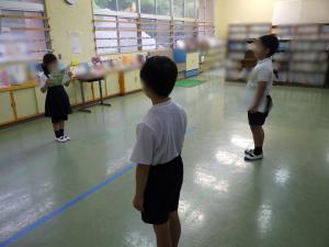 7月1日：月初めの会では、一年生が音読を披露しました。はじめての発表で緊張したと思いますが、練習の成果を発揮してスラスラと読めていました。
