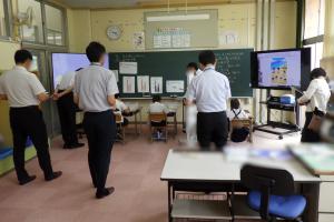 7月3日：山口県教育委員会・岩国市教育委員会の方が子ども達の様子を視察されました。ねばり強く考え、しっかり発表することができているとほめていただきました。