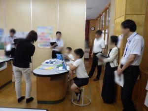 7月3日：理科では、ゴムの力を大きくすると、ものを動かすはたらきはどうなるかを、ゴムで車を動かす実験をして調べました。廊下で車を走らせる実験は楽しかったようです。
