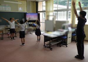 7月10日：9月12日（土）の運動会に向けて、きちんとしたラジオ体操ができるように練習しています。