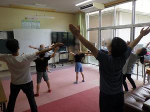 7月21日：サマースクール一日目、元気にラジオ体操をしてスタートしました。