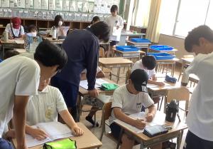 中学生が小学生に学習を教えてくれています