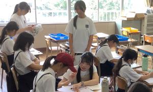 サポートを受けながら夏休みの課題に取り組みました