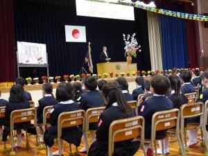 学校長式辞の様子