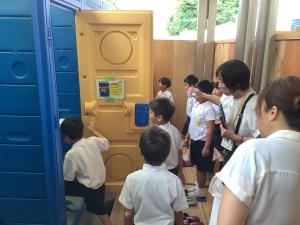 仮設トイレで実際の様子を確認