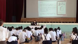 徴古館の方から「おはん」についての説明を聞いています