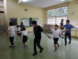 9月3日：地域の方に錦町音頭を教えていただきました。お手本を見ながら体を動かす中で、少しずつ踊れるようになりました。やさしく丁寧に教えていただきありがとうございました。