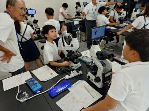 高性能な顕微鏡で海水中の生物を観察