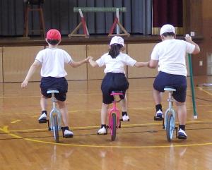 9月8日：3年生が1年生をサポートしながら運動会練習に取り組んでいます。入学時には一輪車に乗れなかった1年生が、こんな感じです。運動会での演技を楽しみにしていてください。