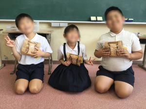 9月15日：運動会に参加してくださったフィンランド在住のデザイナーの方からメッセージと作品をいただきました。世界的に活躍されている方からのサプライズに大喜びでした。