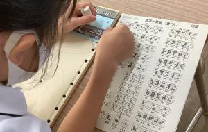 点字で自分の名前などを表す子ども達