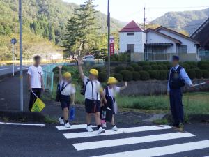 9月24日：交通安全指導を行いました。元気にあいさつし、安全に横断歩道を渡ることができていました。橋付近の危険箇所を一緒に確認しました。