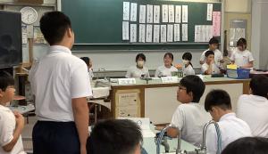 意見を述べ合っています