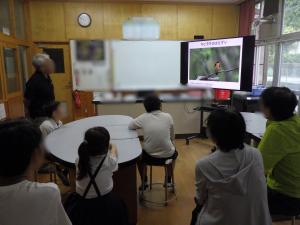 9月29日：雨天のため羅漢高原でのバードウォッチングは中止し、学校で自然観察指導員の先生による鳥の学習を行いました。かしこいカラスや錦町の鳥であるオシドリの特徴などのお話を聞いて、野鳥への興味・関心が高まっていました。次のバードウォッチングでこの学習が生きると思います。
