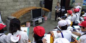 徴古館で説明を聞いています