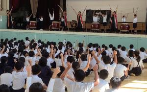 児童も参加して和太鼓演奏の体験コーナー