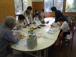 10月7日：旧宇佐小学校で宇佐郵便局長、宇佐サロンのみなさんに教えていただきながら、絵手紙を描きました。やさしくアドバイスをしていただき、楽しくのびのびと栗、柿、さつまいもなどを描き、メッセージを書いていました。作品は、宇佐郵便局に展示していただいています。