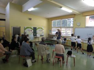 10月9日：人権教育参観授業、人権教育講演会を実施しました。人権教育講演会では、マウンテンマウスのまあしいさんが、ご自身の体験や素敵な音楽を交えながら、自分の感性を信じること、人を思いやること、故郷を愛することの大切さについてお話ししてくださいました。有意義で幸せな時間でした。