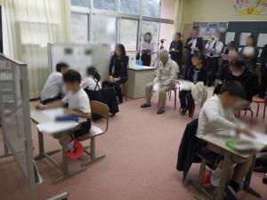 10月16日：岩国市キャリア教育推進研究事業の公開授業研究会を実施しました。１・３年生の学級活動では、みらいキラキラアルバムの中からキャリア・パスポートに入れる一枚を選ぶ活動を行いました。友達や保護者・地域の方等と対話して多様な意見に触れ、最後は児童が自分で考えて選びました。研究協議会でいただいたご意見を今後の取組に生かしていきます。