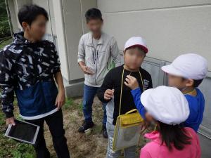 10月20日：昆虫教室を実施しました。昆虫の専門家に見つけた虫についてすぐに解説していただき、わくわく・どきどきが連読した楽しい学びとなりました。教えていただいたこと・自分で調べたことを学習発表会で発表します。お楽しみに！