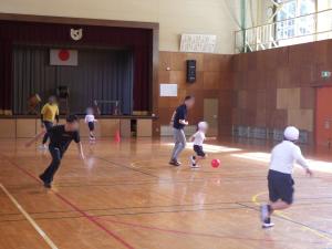 10月22日：ALTの先生や来校された先生にも入っていただいてサッカーをしました。過去最高にレベルにボールがつながり、攻守が度々入れ替わって、子どもが活躍する楽しいゲームとなりました。