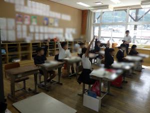 10月27日：錦清流小学校、本郷小学校と３校合同学習を実施しました。各学年で授業を行い、国語や算数等で発表や意見交換も活発にすることができていました。