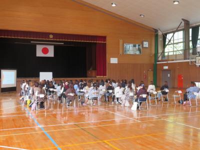 保護者の方が講師からお話を聞いている画像