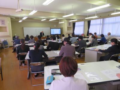 児童や教職員や保護者や地域住民が講義を聞いている画像