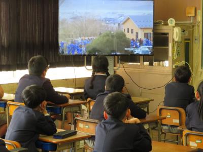 児童が地震についての動画を見ている画像