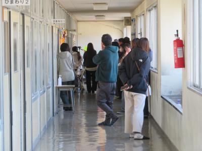 保護者が子どもたちの様子を参観している画像