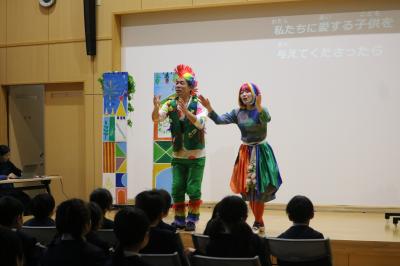 オペラ歌手が児童に対して歌っている画像