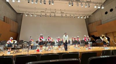 演奏した後に起立し観客の方を見ている画像