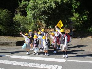 元気よく横断歩道を渡っています。