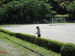 外庭掃除で草を刈っています。