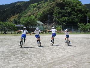 5・6年生が上手に一輪車に乗っています。