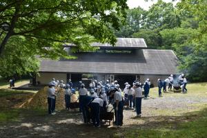 自然教室での野外活動の様子