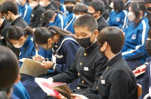 卒業生の話を聴く川下中学校の生徒たち