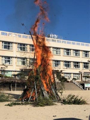 愛宕小学校のとんど焼きボランティアの様子