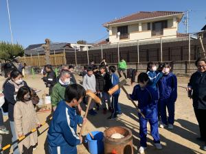 川下小学校とんど焼きボランティアの様子