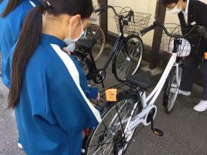 自転車盗難防止ステッカーを付ける生活委員会