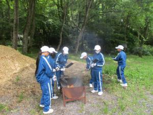 焼き板体験の様子