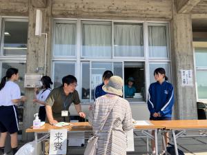地域の方のご案内をする様子