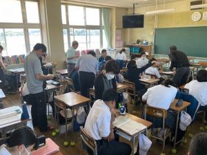 地域の方に見ていただく様子