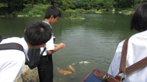 研修中の中学生の姿