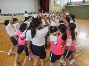 円陣を組む様子